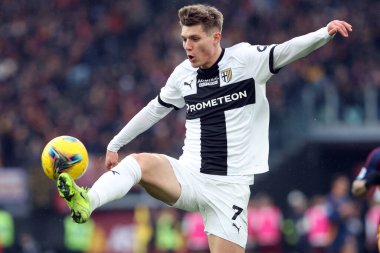 Roma, İtalya 22.12.2024: İtalyan futbol şampiyonluğu sırasında Parmalı Adrian Benedyczak Serie A Enilive 2024-2025 Roma-Parma Calcio maçında Roma 'daki Stadio Olimpico' da AS Roma - Parma Calcio karşılaşması.