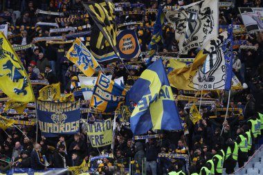 Roma, İtalya 22.12.2024: Parma taraftarları İtalya Futbol Şampiyonası sırasında eşarp ve bayraklar Serie A Enilive 2024-2025 AS Roma-Parma Calcio maçında Roma 'daki Stadio Olimpico' da.