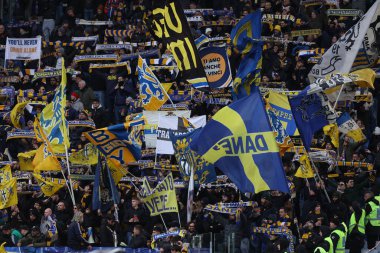 Roma, İtalya 22.12.2024: Parma taraftarları İtalya Futbol Şampiyonası sırasında eşarp ve bayraklar Serie A Enilive 2024-2025 AS Roma-Parma Calcio maçında Roma 'daki Stadio Olimpico' da.