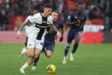 Roma, İtalya 22.12.2024: Parmalı Dennis Man, İtalya Futbol Şampiyonası sırasında Serie A Enilive 2024-2025 Roma-Parma Calcio maçında Roma 'daki Stadio Olimpico' da AS Roma-Parma Calcio karşılaşması.