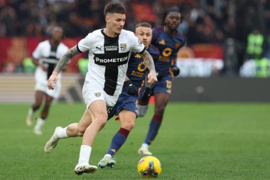 Roma, İtalya 22.12.2024: Parmalı Dennis Man, İtalya Futbol Şampiyonası sırasında Serie A Enilive 2024-2025 Roma-Parma Calcio maçında Roma 'daki Stadio Olimpico' da AS Roma-Parma Calcio karşılaşması.