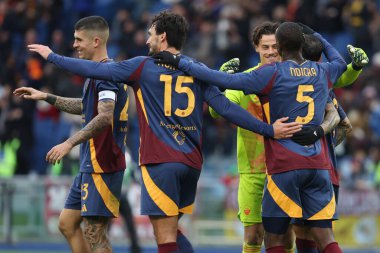 Roma, İtalya 22.12.2024: Roman oyuncular, Roman Leandro Paredes 'in Mats Hummels' i, Roman Gianluca Mancini, İtalyan milli futbol şampiyonası Serie A Enilive 2024-2025 AS Roman Parma Calcio maçının galibiyetini kutluyor