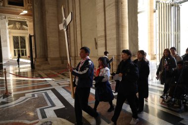 Vatikan Şehri, İtalya 25.12.2024: Dünyanın dört bir yanından gelen hacılar, Papa Francis 'in Vatikan' daki Aziz Petrus Bazilikası 'ndaki açılışının ilk gününde Kutsal Kapı' yı geçme ritüelini gerçekleştirdiler..