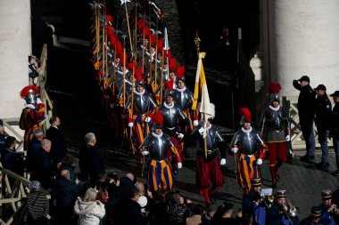 Vatikan Şehri, İtalya 25.12.2024: Tam üniformalı İsviçreli Muhafızlar, Noel için Papa Francis 'in Urbi et Orbi kutsaması vesilesiyle Aziz Peter Meydanı' nın merkezi logosu altında yer almak üzere meydana yürüyorlar..