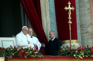 Vatikan Şehri, İtalya 25.12.2024: Merkez loggadan Papa Francis, kutsal Urbi ve Orbi 'yi, Noel vesilesiyle St. Peter Meydanı' nda toplanan inançlı ve hacılara ve Kutsal Kapı 'nın 20. yıldönümü için açılışına sunuyor.
