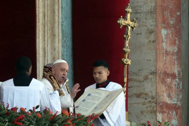 Vatikan Şehri, İtalya 25.12.2024: Merkez loggadan Papa Francis, kutsal Urbi ve Orbi 'yi, Noel vesilesiyle St. Peter Meydanı' nda toplanan inançlı ve hacılara ve Kutsal Kapı 'nın 20. yıldönümü için açılışına sunuyor.