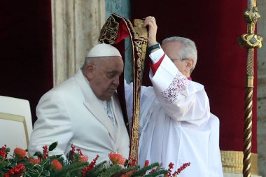 Vatikan Şehri, İtalya 25.12.2024: Merkez loggadan Papa Francis, kutsal Urbi ve Orbi 'yi, Noel vesilesiyle St. Peter Meydanı' nda toplanan inançlı ve hacılara ve Kutsal Kapı 'nın 20. yıldönümü için açılışına sunuyor.