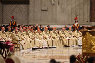 Vatikan Şehri, İtalya 24.12.2024: Papa Francis, Aziz Peter Bazilikası 'ndaki Kutsal Kapı' yı 2025 yılının yıldönümü için açıyor, binlerce inananın önünde Aziz Peter Bazilikası Vatikan Şehri Roma 'da Noel Ayinini kutluyor.