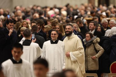 Vatikan Şehri, İtalya 24.12.2024: Rahipler Noel Ayini sonunda Aziz Peter Bazilikası Vatikan Şehri Roma 'da selfie çekiyorlar