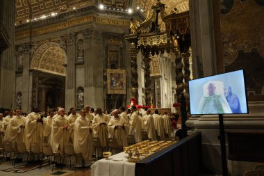 Vatikan Şehri, İtalya 24.12.2024: Papaz Francis, Aziz Peter Bazilikası 'ndaki Kutsal Kapı' yı 2025 yılının yıldönümü için açarken, binlerce inançlı Aziz Peter Bazilikası Vatikan Şehri Roma 'sında Noel Ayini' ni kutladıktan sonra, papazlar televizyon izler.
