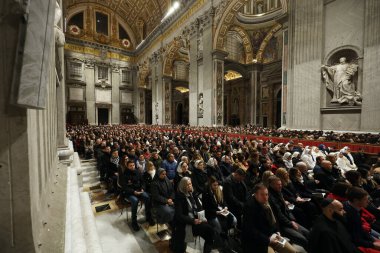 Vatikan Şehri, İtalya 24.12.2024: Papa Francis 'in binlerce inananın önünde Aziz Petrus Bazilikası Roma' da Noel Ayinini kutladığı Aziz Peter Kilisesi 'nin Genel Bakış