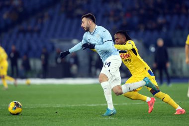 Roma, İtalya 28.12.2024: Atalanta 'dan Ademola Lookman, İtalya futbol şampiyonluğu sırasında Lazio' dan Mario Gila Serie A Enilive 2024-2025 karşılaşmasında SS Lazio, Roma 'daki Stadio Olimpico' da Atalanta Bergamasca Calcio 'ya karşı.