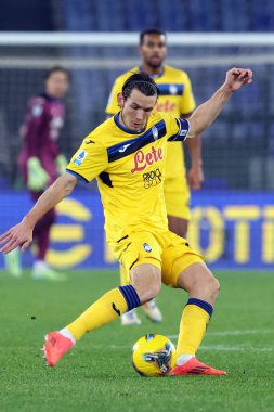 Roma, İtalya 28.12.2024: İtalyan Atalantalı Marten De Roon İtalya futbol şampiyonluğu sırasında Serie A Enilive 2024-2025 karşılaşmasında SS Lazio, Atalanta Bergamasca Calcio 'ya karşı Roma' daki Stadio Olimpico 'da.