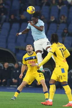 Roma, İtalya 28.12.2024: Atalanta 'lı Sead Kolasinac, Lazio' lu Loum Tchaouna İtalyan futbol şampiyonası Serie A Enilive 2024-2025 karşılaşmasında SS Lazio, Roma 'daki Stadio Olimpico' da Atalanta Bergamasca Calcio 'ya karşı.