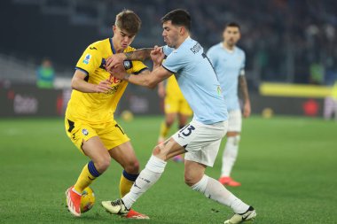 Roma, İtalya 28.12.2024: Lazio 'dan Alessio Romagnoli, İtalya futbol şampiyonluğu sırasında Atalanta' dan De Ketelaere Serie A Enilive 2024-2025 karşılaşmasında SS Lazio, Roma 'daki Stadio Olimpico' da Atalanta Bergamasca Calcio 'ya karşı.