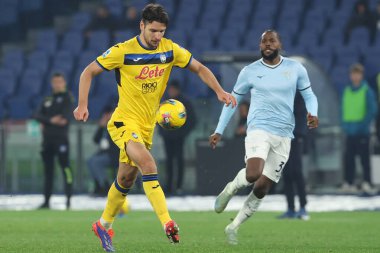 Roma, İtalya 28.12.2024: Atalanta 'dan Berat Djimsiti, Lazio' dan Nuno Tavares İtalyan futbol şampiyonası Serie A Enilive 2024-2025 karşılaşmasında SS Lazio, Roma 'daki Stadio Olimpico' da Atalanta Bergamasca Calcio 'ya karşı.