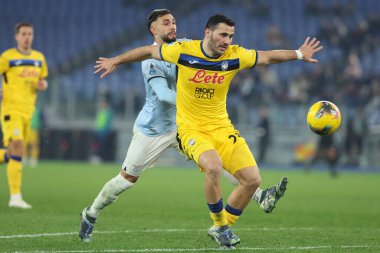 Roma, İtalya 28.12.2024: Atalanta 'dan Sead Kolasinac, Lazio' dan Taty Castellanos İtalyan futbol şampiyonası Serie A Enilive 2024-2025 karşılaşmasında SS Lazio, Roma 'daki Stadio Olimpico' da Atalanta Bergamasca Calcio 'ya karşı.