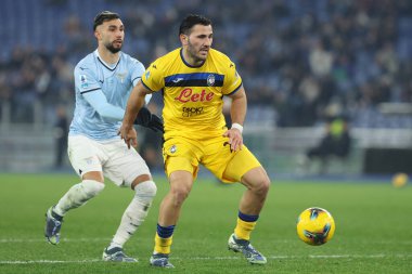 Roma, İtalya 28.12.2024: Atalanta 'dan Sead Kolasinac, Lazio' dan Taty Castellanos İtalyan futbol şampiyonası Serie A Enilive 2024-2025 karşılaşmasında SS Lazio, Roma 'daki Stadio Olimpico' da Atalanta Bergamasca Calcio 'ya karşı.