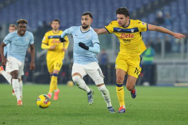 Roma, İtalya 28.12.2024: Lazio 'dan Taty Castellanos, İtalya futbol şampiyonluğu sırasında Atalanta' dan Berat Djimsiti Serie A Enilive 2024-2025 karşılaşmasında SS Lazio, Roma 'daki Stadio Olimpico' da Atalanta Bergamasca Calcio 'ya karşı.