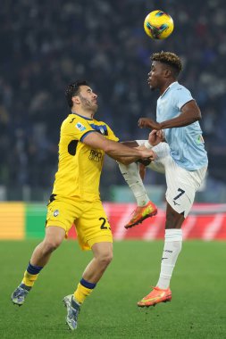 Roma, İtalya 28.12.2024: Atalanta 'dan Sead Kolasinac, Lazio' dan Fisayo Dele-Bashiru İtalyan futbol şampiyonası Serie A Enilive 2024-2025 karşılaşmasında SS Lazio 'ya karşı Atalanta Bergamasca Calcio Roma' daki Stadio Olimpico 'da.