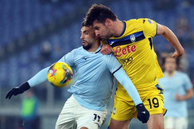 Roma, İtalya 28.12.2024: Lazio 'dan Taty Castellanos, İtalya futbol şampiyonluğu sırasında Atalanta' dan Berat Djimsiti Serie A Enilive 2024-2025 karşılaşmasında SS Lazio, Roma 'daki Stadio Olimpico' da Atalanta Bergamasca Calcio 'ya karşı.