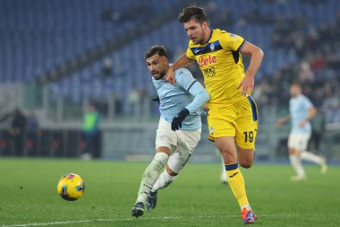 Roma, İtalya 28.12.2024: Lazio 'dan Taty Castellanos, İtalya futbol şampiyonluğu sırasında Atalanta' dan Berat Djimsiti Serie A Enilive 2024-2025 karşılaşmasında SS Lazio, Roma 'daki Stadio Olimpico' da Atalanta Bergamasca Calcio 'ya karşı.