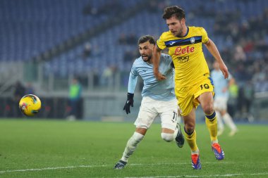 Roma, İtalya 28.12.2024: Lazio 'dan Taty Castellanos, İtalya futbol şampiyonluğu sırasında Atalanta' dan Berat Djimsiti Serie A Enilive 2024-2025 karşılaşmasında SS Lazio, Roma 'daki Stadio Olimpico' da Atalanta Bergamasca Calcio 'ya karşı.