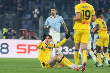 Roma, İtalya 28.12.2024: Atalantalı Nicolo Zaniolo, Lazio 'lu Mattia Zaccagni İtalyan futbol şampiyonası Serie A Enilive 2024-2025 karşılaşmasında SS Lazio, Roma' daki Stadio Olimpico 'da Atalanta Bergamasca Calcio' ya karşı.