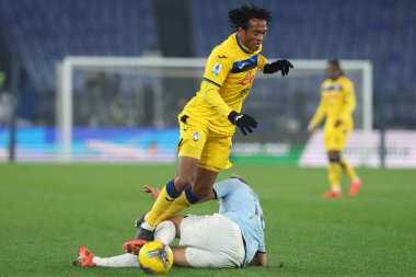 Roma, İtalya 28.12.2024: Atalanta 'dan Juan Cuadrado, Lazio' dan Gustav Isaksen İtalyan futbol şampiyonası Serie A Enilive 2024-2025 karşılaşmasında SS Lazio, Atalanta Bergamasca Calcio 'ya karşı Roma' daki Stadio Olimpico 'da oynanan karşılaşma..