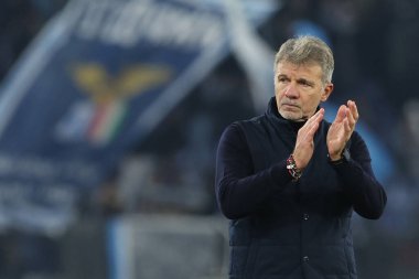 Roma, İtalya 28.12.2024: Marco Baroni teknik direktörü Lazio İtalya futbol şampiyonası sonunda taraftarlarını karşıladı Serie A Enilive 2024-2025 karşılaşması sonunda SS Lazio 'ya karşı Atalanta Bergamasca Calcio Roma' daki Stadio Olimpico 'da.