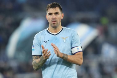 Roma, İtalya 28.12.2024: LazioGreets taraftarlarından Alessio Romagnoli İtalya futbol şampiyonasının sonunda Serie A Enilive 2024-2025 karşılaşması SS Lazio 'ya karşı Atalanta Bergamasca Calcio Roma' daki Stadio Olimpico 'da.