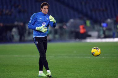 Roma, İtalya 28.12.2024: İtalyan futbol şampiyonası Serie A Enilive 2024-2025 maçından önceki ısınma turlarında Atalanta 'lı Marco Carnesecchi Roma' daki Stadio Olimpico 'da SS Lazio' ya karşı Atalanta Bergamasca Calcio.