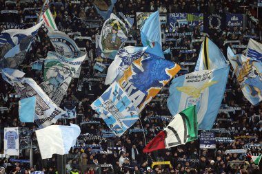 Roma, İtalya 28.12.2024: Lazio taraftarları İtalya Futbol Şampiyonası sırasında bayraklar Serie A Enilive 2024-2025 karşılaşmasında SS Lazio, Atalanta Bergamasca Calcio 'ya karşı Roma' daki Stadio Olimpico 'da oynadılar..