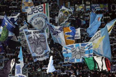 Roma, İtalya 28.12.2024: Lazio taraftarları İtalya Futbol Şampiyonası sırasında bayraklar Serie A Enilive 2024-2025 karşılaşmasında SS Lazio, Atalanta Bergamasca Calcio 'ya karşı Roma' daki Stadio Olimpico 'da oynadılar..