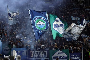 Roma, İtalya 28.12.2024: Lazio taraftarları İtalya Futbol Şampiyonası sırasında bayraklar Serie A Enilive 2024-2025 karşılaşmasında SS Lazio, Atalanta Bergamasca Calcio 'ya karşı Roma' daki Stadio Olimpico 'da oynadılar..