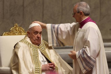 Vatikan Şehri, İtalya 31.12.2024: Papa Francis, geçen yıl şükran gününde Birinci Vespers ve Te Deum 'un ayinini kutladıktan sonra St. Peters Baziliği' nin Confessio Sunağı 'nda kutladı.