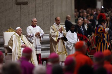 Vatikan Şehri, İtalya 31.12.2024: Papa Francis, geçen yıl şükran gününde Birinci Vespers ve Te Deum 'un ayinini kutladıktan sonra St. Peters Baziliği' nin Confessio Sunağı 'nda kutladı.