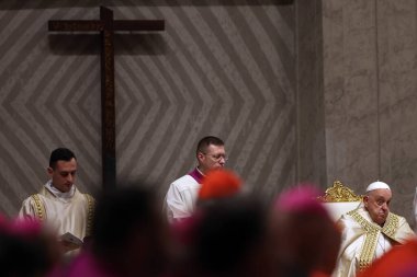 Vatikan Şehri, İtalya 31.12.2024: Papa Francis, geçen yıl şükran gününde Birinci Vespers ve Te Deum 'un ayinini kutladıktan sonra St. Peters Baziliği' nin Confessio Sunağı 'nda kutladı.