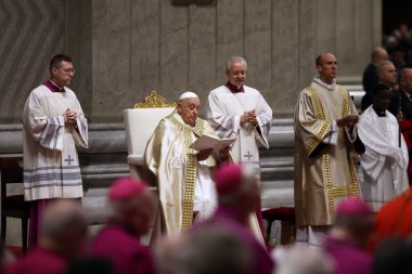 Vatikan Şehri, İtalya 31.12.2024: Papa Francis, geçen yıl şükran gününde Birinci Vespers ve Te Deum 'un ayinini kutladıktan sonra St. Peters Baziliği' nin Confessio Sunağı 'nda kutladı.