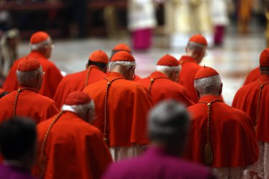 Vatikan Şehri, İtalya 31.12.2024: Papa Francis, geçen yıl şükran gününde Birinci Vespers ve Te Deum 'un ayinini kutladıktan sonra St. Peters Baziliği' nin Confessio Sunağı 'nda kutladı.