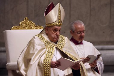 Vatikan Şehri, İtalya 31.12.2024: Papa Francis, geçen yıl şükran gününde Birinci Vespers ve Te Deum 'un ayinini kutladıktan sonra St. Peters Baziliği' nin Confessio Sunağı 'nda kutladı.