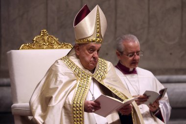 Vatikan Şehri, İtalya 31.12.2024: Papa Francis, geçen yıl şükran gününde Birinci Vespers ve Te Deum 'un ayinini kutladıktan sonra St. Peters Baziliği' nin Confessio Sunağı 'nda kutladı.