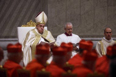 Vatikan Şehri, İtalya 31.12.2024: Papa Francis, geçen yıl şükran gününde Birinci Vespers ve Te Deum 'un ayinini kutladıktan sonra St. Peters Baziliği' nin Confessio Sunağı 'nda kutladı.