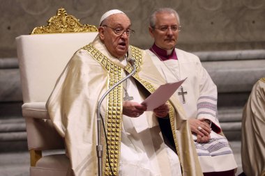 Vatikan Şehri, İtalya 31.12.2024: Papa Francis, geçen yıl şükran gününde Birinci Vespers ve Te Deum 'un ayinini kutladıktan sonra St. Peters Baziliği' nin Confessio Sunağı 'nda kutladı.