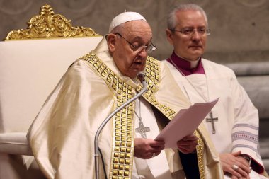 Vatikan Şehri, İtalya 31.12.2024: Papa Francis, geçen yıl şükran gününde Birinci Vespers ve Te Deum 'un ayinini kutladıktan sonra St. Peters Baziliği' nin Confessio Sunağı 'nda kutladı.