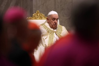 Vatikan Şehri, İtalya 31.12.2024: Papa Francis, geçen yıl şükran gününde Birinci Vespers ve Te Deum 'un ayinini kutladıktan sonra St. Peters Baziliği' nin Confessio Sunağı 'nda kutladı.