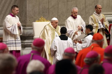 Vatikan Şehri, İtalya 31.12.2024: Papa Francis, geçen yıl şükran gününde Birinci Vespers ve Te Deum 'un ayinini kutladıktan sonra St. Peters Baziliği' nin Confessio Sunağı 'nda kutladı.