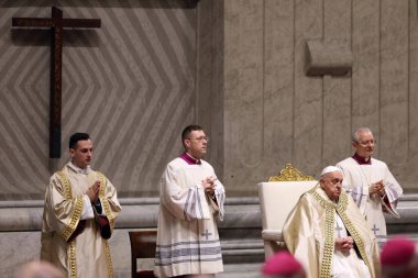 Vatikan Şehri, İtalya 31.12.2024: Papa Francis, geçen yıl şükran gününde Birinci Vespers ve Te Deum 'un ayinini kutladıktan sonra St. Peters Baziliği' nin Confessio Sunağı 'nda kutladı.