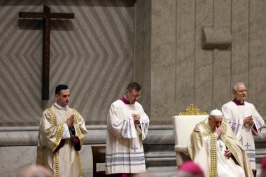 Vatikan Şehri, İtalya 31.12.2024: Papa Francis, geçen yıl şükran gününde Birinci Vespers ve Te Deum 'un ayinini kutladıktan sonra St. Peters Baziliği' nin Confessio Sunağı 'nda kutladı.