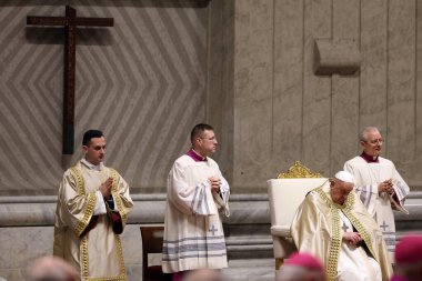 Vatikan Şehri, İtalya 31.12.2024: Papa Francis, geçen yıl şükran gününde Birinci Vespers ve Te Deum 'un ayinini kutladıktan sonra St. Peters Baziliği' nin Confessio Sunağı 'nda kutladı.